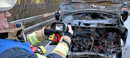mit paketen beladener transporter steht nach unfall in neu-ulm in flammen