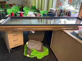 Prozess vor dem Landgericht: Fenster in Münchner Grundschule kracht aus Rahmen und klemmt Betreuerin ein
