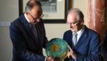 Besuch in Sachsen-Anhalt: Merz bekommt Weltdokumentenerbe to go geschenkt