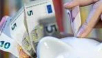 Folge der Inflation: Studie: Viele sparen, um ihr Erspartes zu sichern