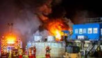 Großbrand: Starke Rauchentwicklung nach Großbrand auf Schrotthof