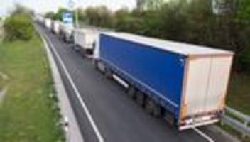 lastwagen auf autobahnen: adac warnt vor lkw-falschparkern an sachsens autobahnen