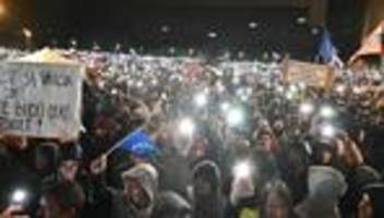 Slowakei: Zehntausende demonstrieren gegen Regierung von Robert Fico