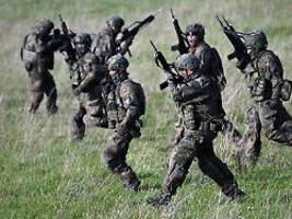 ungeliebtes ritual bei musterung: bundeswehr setzt weiter auf eierkontrollgriff