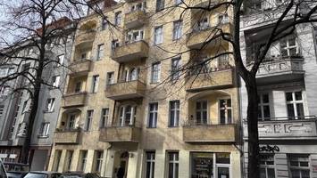 „Sehr primitive Form der Beherbergung“: Neukölln prüft Vorkaufsrecht