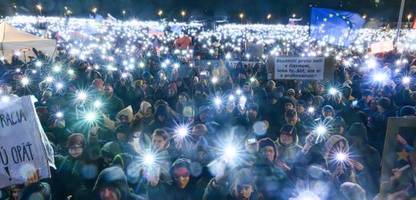 Slowakei: Zehntausende demonstrieren gegen Robert Fico