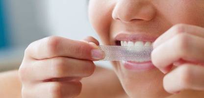 Zahn-Bleaching mit Whitening Strips: Wie gefährlich ist die Behandlung zuhause?