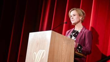 funke-verlegerin: „lesekompetenz ist der schlüssel gegen fake news“