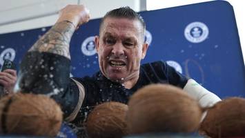 Hamburger brechen Weltrekorde: Kokosnüsse zerschlagen und Eier fangen