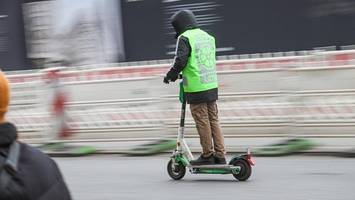 lkw erfasst e-scooter-fahrer am hamburger hafen – schwer verletzt
