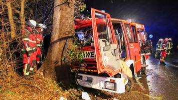 Schwerer Unfall mit Feuerwehrwagen – neun Verletzte, zwei Männer eingeklemmt