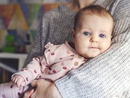 streit um familienleistung: bayern hält trotz großen protests an aus für kinderstartgeld fest