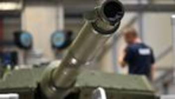 Ausrüstung der Streitkräfte: Bundeswehr erhält Kampfpanzer: Neuer Leopard 2 wird gezeigt