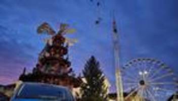 protest: aktivisten klettern auf hochseil über karlsruher marktplatz