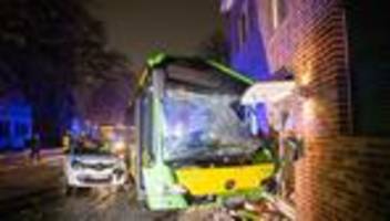 Ruhrgebiet: Linienbus kracht gegen Hauswand - mehrere Verletzte