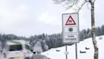 Straßenglätte: Glätte bremst Laster in Südthüringen aus