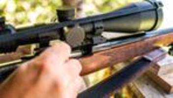 Tödlicher Schuss: Jäger tödlich getroffen - bald Entscheidung, ob Anklage