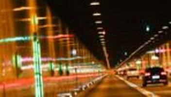 verkehr: stau nach unfall im elbtunnel