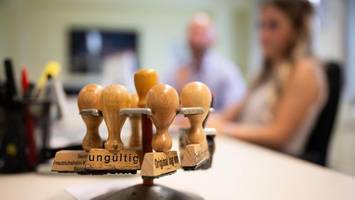 bezahlte das land berlin beamte zu schlecht? urteil fällt heute