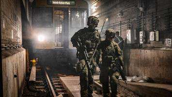 Kriegsszenario im Schatten von Berlin: Vermummte Soldaten stürmen U-Bahnhof