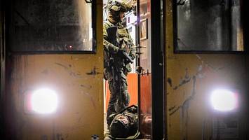 Um 1.43 Uhr stürmen vermummte Soldaten einen Berliner U-Bahnhof