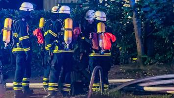 Großbrand in Lagerhalle mit Gefahrstoffen – Feuerwehr warnt Bevölkerung
