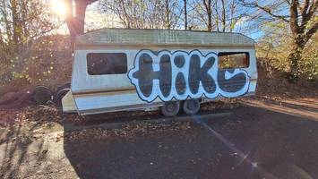 Wem gehört der „Geisterwohnwagen“ auf dem Waldparkplatz?