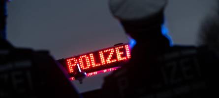 betrunkener verursacht heftigen unfall, vollsperrung und stau auf der b17 bei augsburg