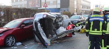 Schwerer Unfall mit Verletzten: Augsburger Feuerwehr muss bei Großeinsatz Dach aufschneiden