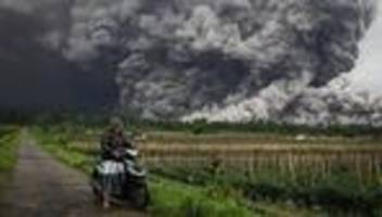 indonesien: hunderte bringen sich auf java vor vulkan semeru in sicherheit