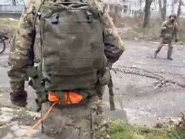 aufnahme aus dem süden der stadt: russische soldaten schlendern unbehelligt durch pokrowsk