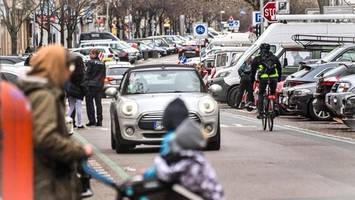 gefährliche fahrradstraße in berlin: autofahrer-aus steht vor der tür