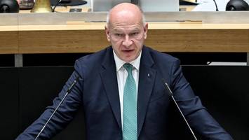 milliarden-investitionen: warum ein zettel streit im parlament auslöst