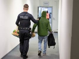Migration: Bundesverfassungsgericht rügt Polizeipraxis bei Abschiebung