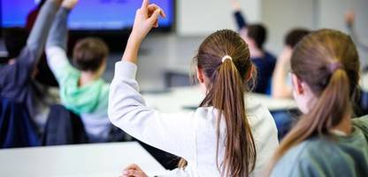 Kölner Lehrer: Er steht auf der Bühne und singt – an seiner Schule ist er krankgemeldet