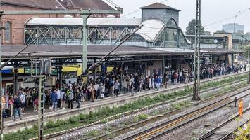 Am Bahnhof Harburg: Mann (27) begibt sich für Handy in Lebensgefahr