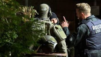 Junge (14) droht 17-Jährigem in Wilhelmsburger Schule mit Waffe