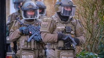 pärchen mit eisenstangen angegriffen: polizei stürmt wohnungen in hamburg