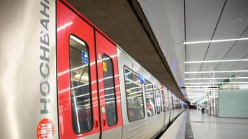 U2: Mann mit Hunden beleidigt Fahrgast rassistisch und greift Zeugin an