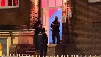 razzia im bordell: finanzamt überprüft etablissement, polizei hilft