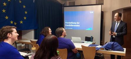 Ein Blick auf Augsburg und einer auf Europa: Volt stellt Stadtratsliste auf