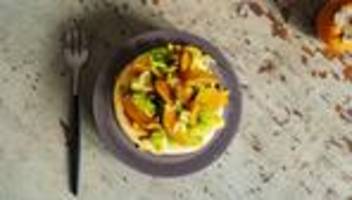 Kaki: Farbtupfer im Novembergrau