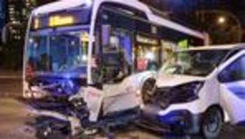 Kollision: Unfall in Hamburg-Altona legt Bus und Transporter lahm