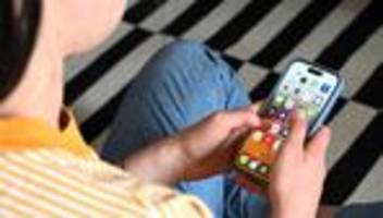 Soziale Netzwerke: Jeder zweite junge Mensch zeigt Symptome von Social-Media-Sucht