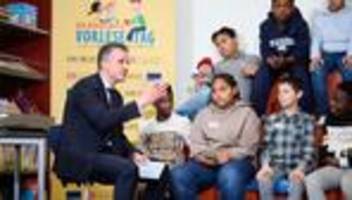 Vorlesetag: Kanzleramtschef springt beim Vorlesetag in Berlin ein