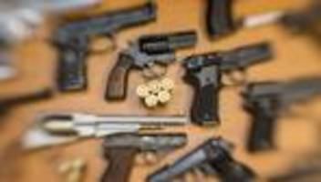 Waffen: Polizei entdeckt mehrere Waffen bei Reisendem in Stralsund