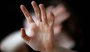 Gewalt gegen Frauen: Bundesjustizministerin Hubig will Frauen besser vor Gewalt schützen