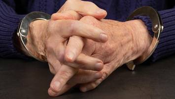 Opa klaut? Dahinter könnte eine bestimmte Demenz-Erkrankung stecken