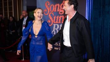 Kate Hudson und  Hugh Jackman überraschen mit Auftritt in Berliner Club