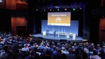 mit mini-häusern im büro und straßen aus plastik zum neuen berlin